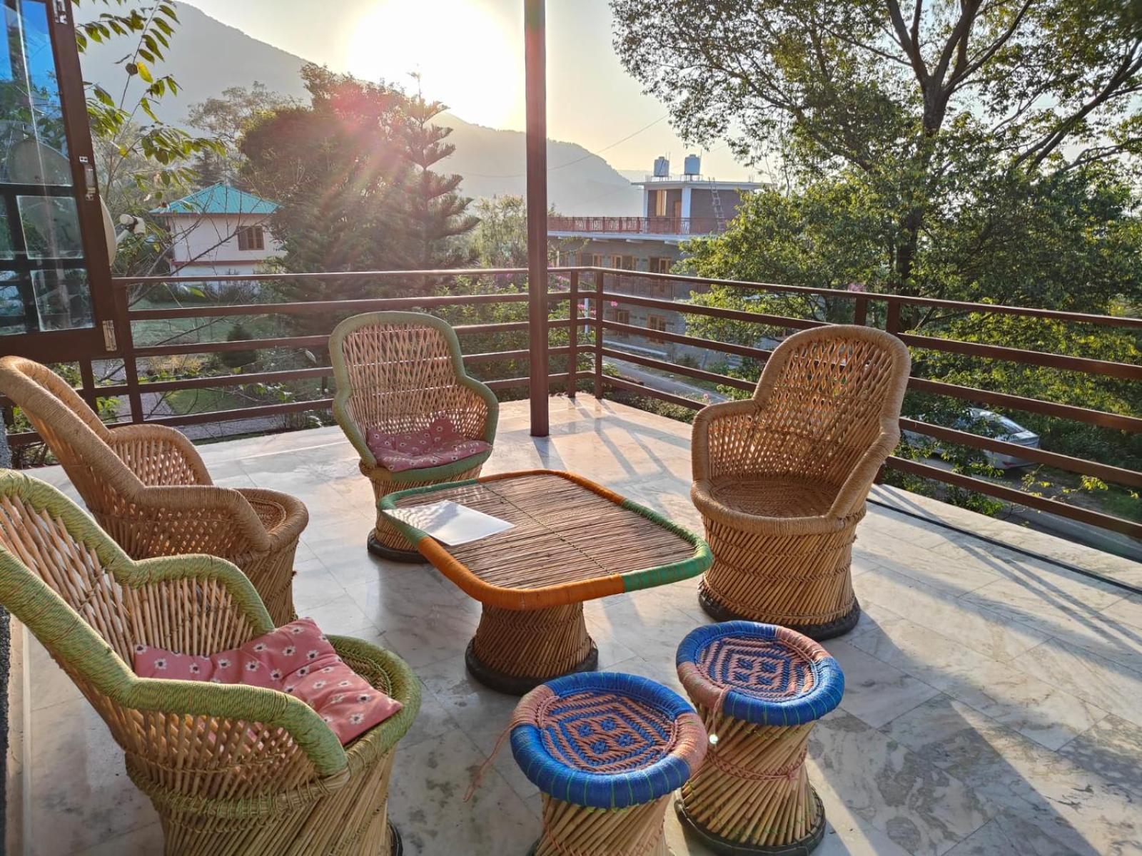 Aditya Homestay Bir-Billing Surrounded By Mountains Bagian luar foto