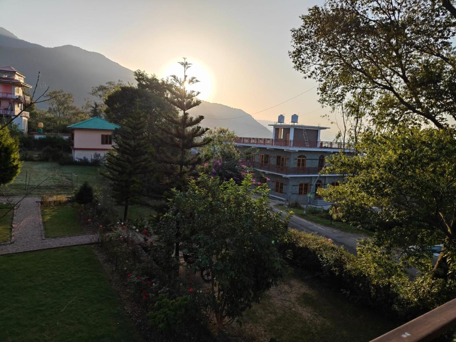 Aditya Homestay Bir-Billing Surrounded By Mountains Bagian luar foto